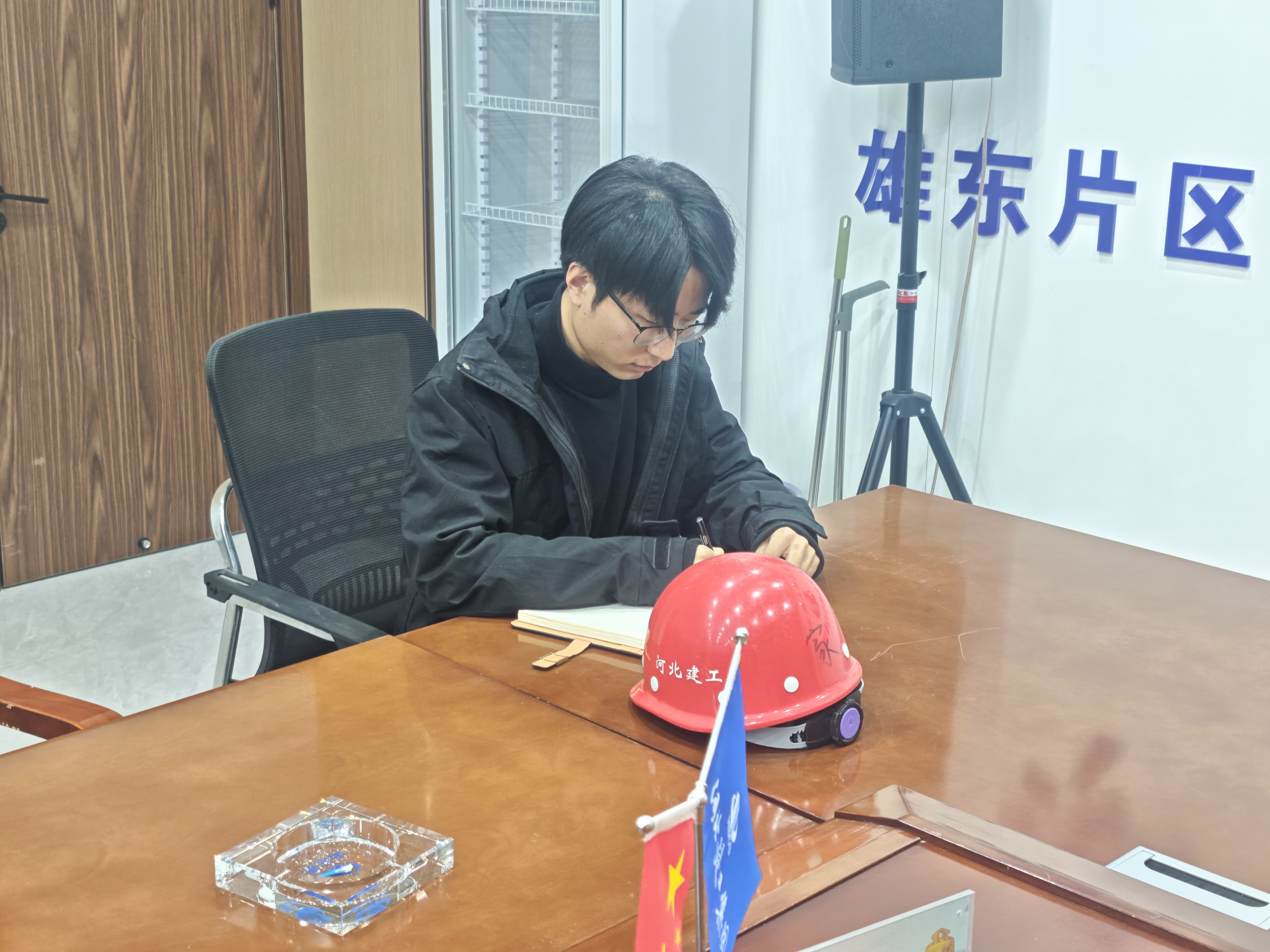 工作照2.jpg 工作照2.jpg