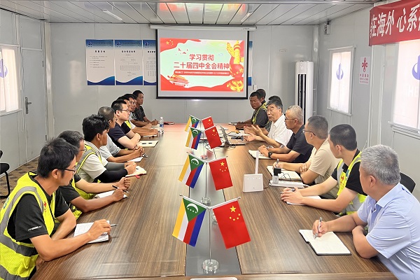 贾总在科摩罗项目宣讲.jpg 贾总在科摩罗项目宣讲.jpg