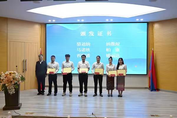 照片3-颁发证书.jpg 照片3-颁发证书.jpg
