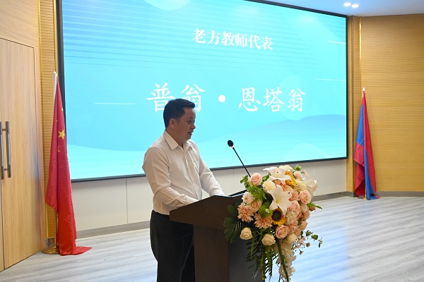 照片4-老方代表讲话.jpg 照片4-老方代表讲话.jpg