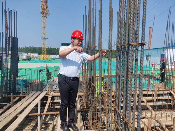 严把质量关-2024年河北省劳模李占武在检测钢筋尺寸_副本.jpg 严把质量关-2024年河北省劳模李占武在检测钢筋尺寸_副本.jpg